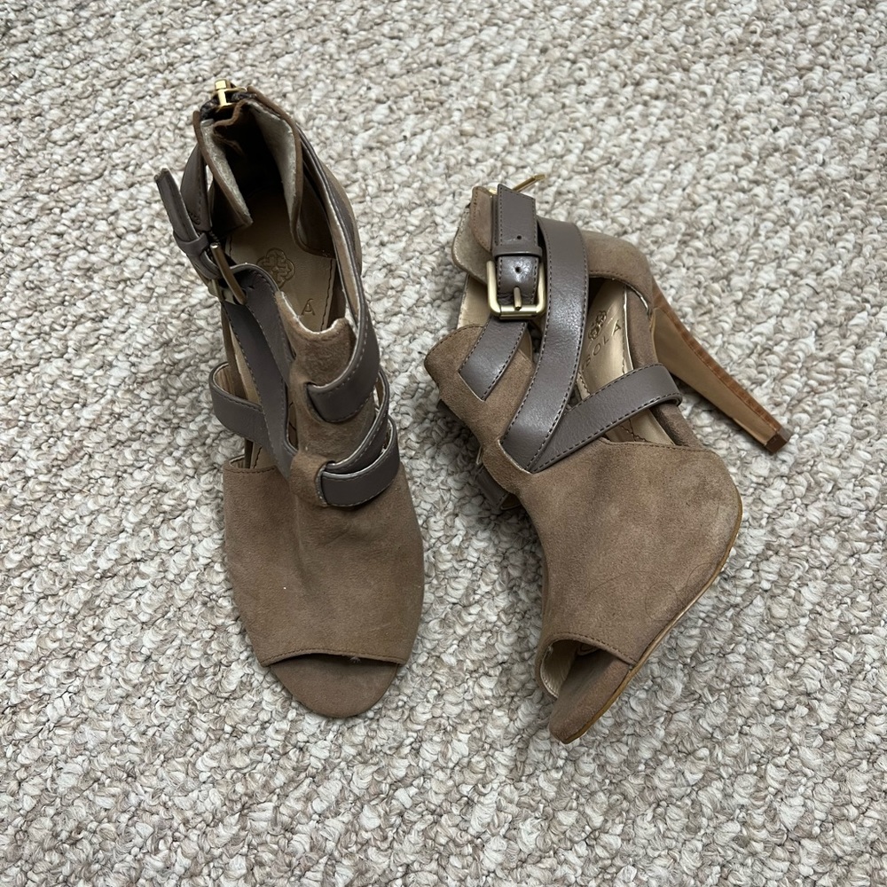 Isola peep toe heels brown gray size 5
